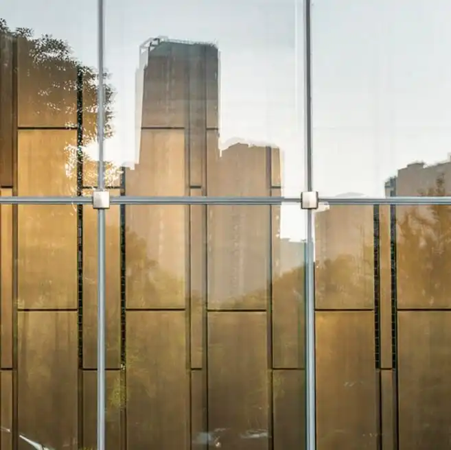 Mamparas de hierro Miguel A. del Barrio: cerramiento de vidrio con perfilería metálica y reflejos urbanos