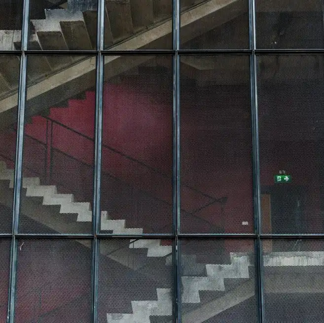 Mamparas de hierro: cerramiento metálico con paneles y escalera interior visible