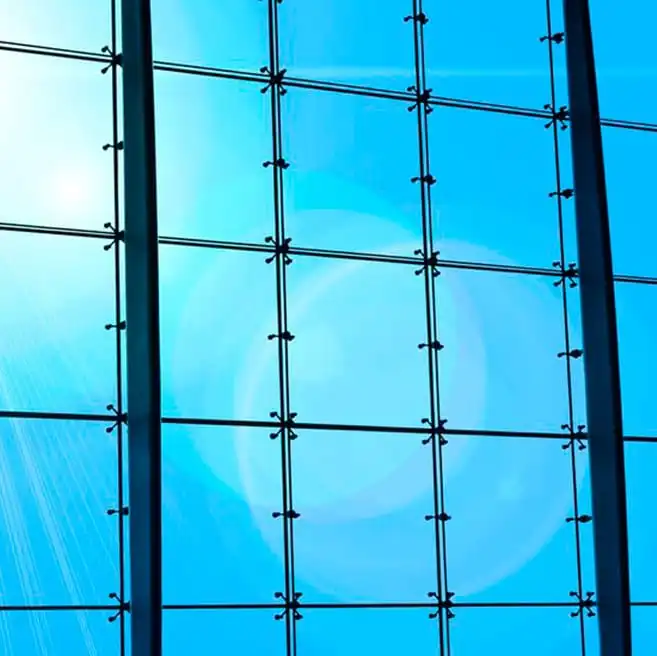 Mamparas de hierro Miguel A. del Barrio: estructura de perfilería metálica y paneles de vidrio en fachada